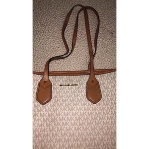 - Michael Kors white shoulder bag 👜